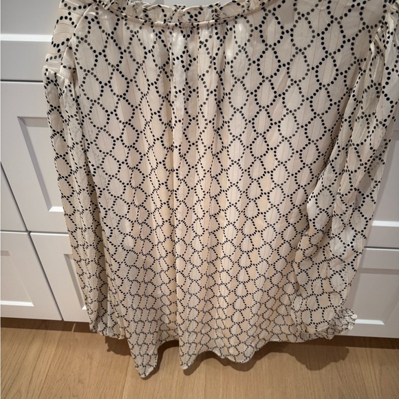 Chic Cream and Black Patterned Blouse - Picture 5 of 6